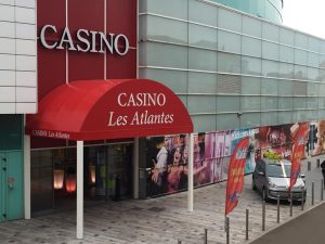 store pergolas enseigne entrée casino les atlantes aux sables d'olonne