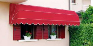 store rouge banne forme corbeille